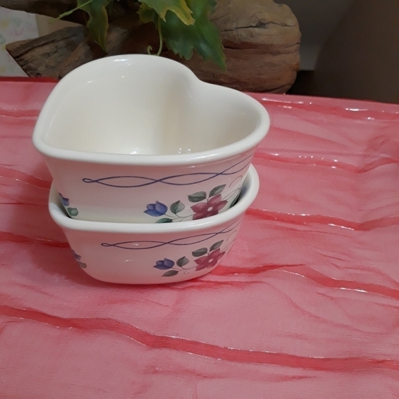 Vintage USA Pfaltzgraff Heart Shaped Bowl Set of Two Floral on White - Picture 3 of 11